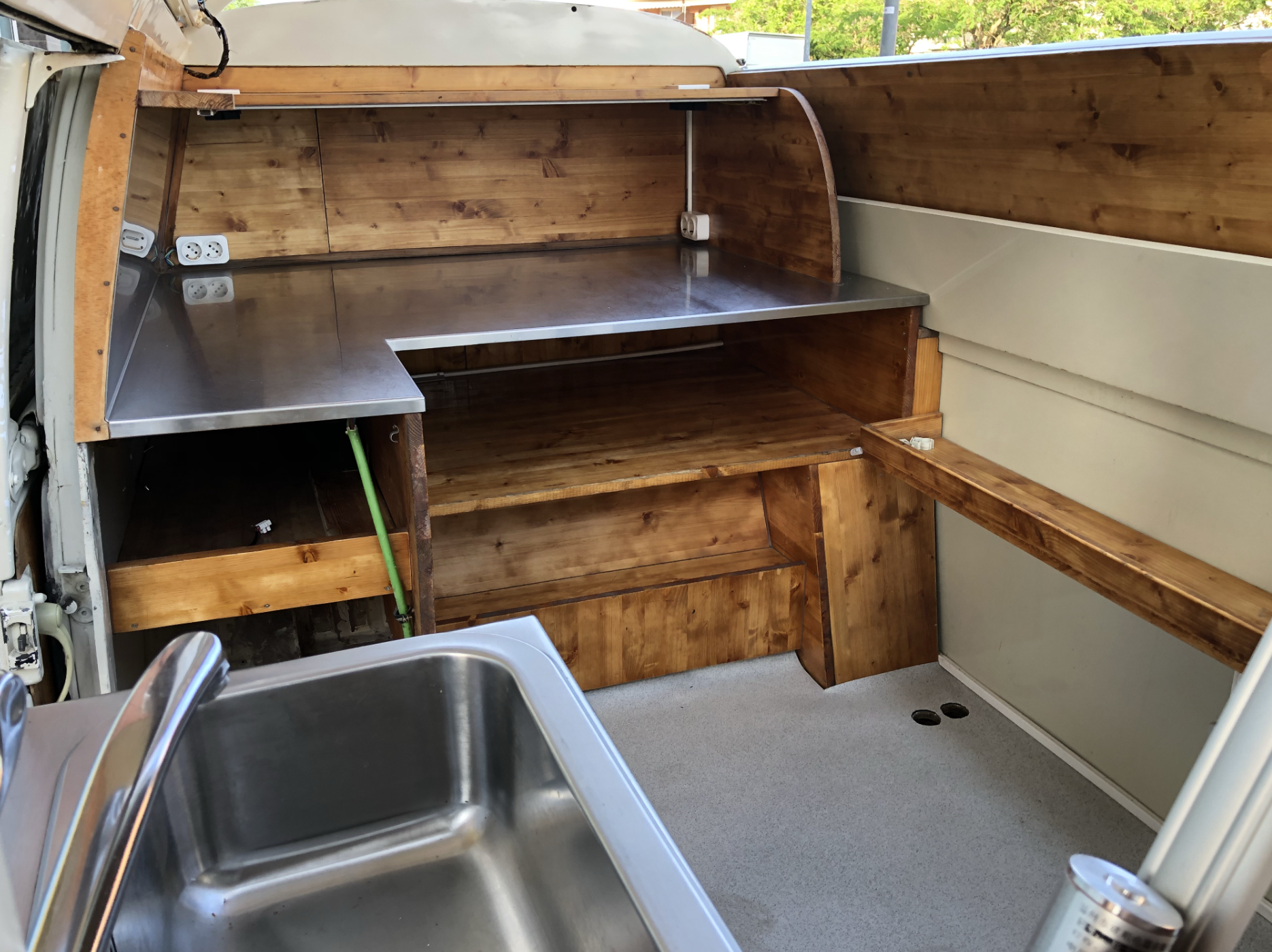 Interior modificado de la furgoneta